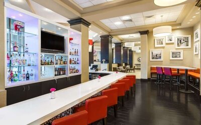 Cozy bar at Sonesta White Plains Downtown.