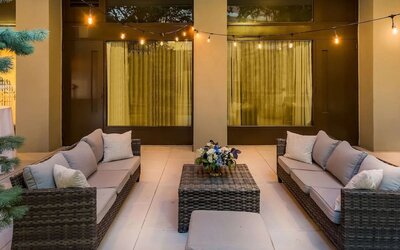 Lounge and coworking space at Sonesta White Plains Downtown.