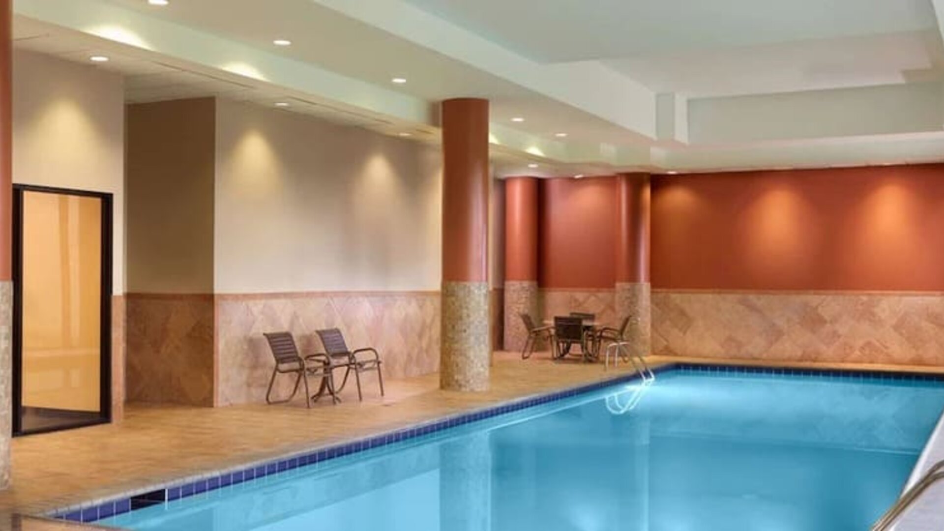 Indoor pool at Sonesta Select Atlanta Cumberland Galleria.
