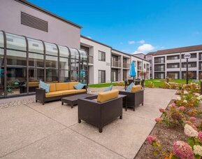 Outdoor lounge and coworking space at Sonesta Select Detroit Auburn Hills.