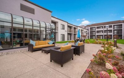 Outdoor lounge and coworking space at Sonesta Select Detroit Auburn Hills.