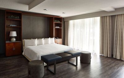 King room at Sonesta Nashville Airport.