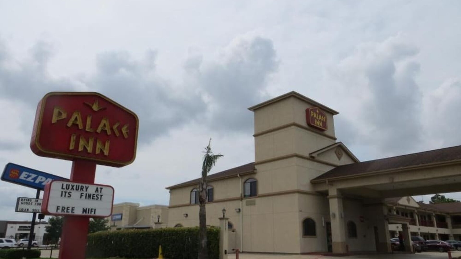 Hotel entrance at Palace Inn Westheimer.