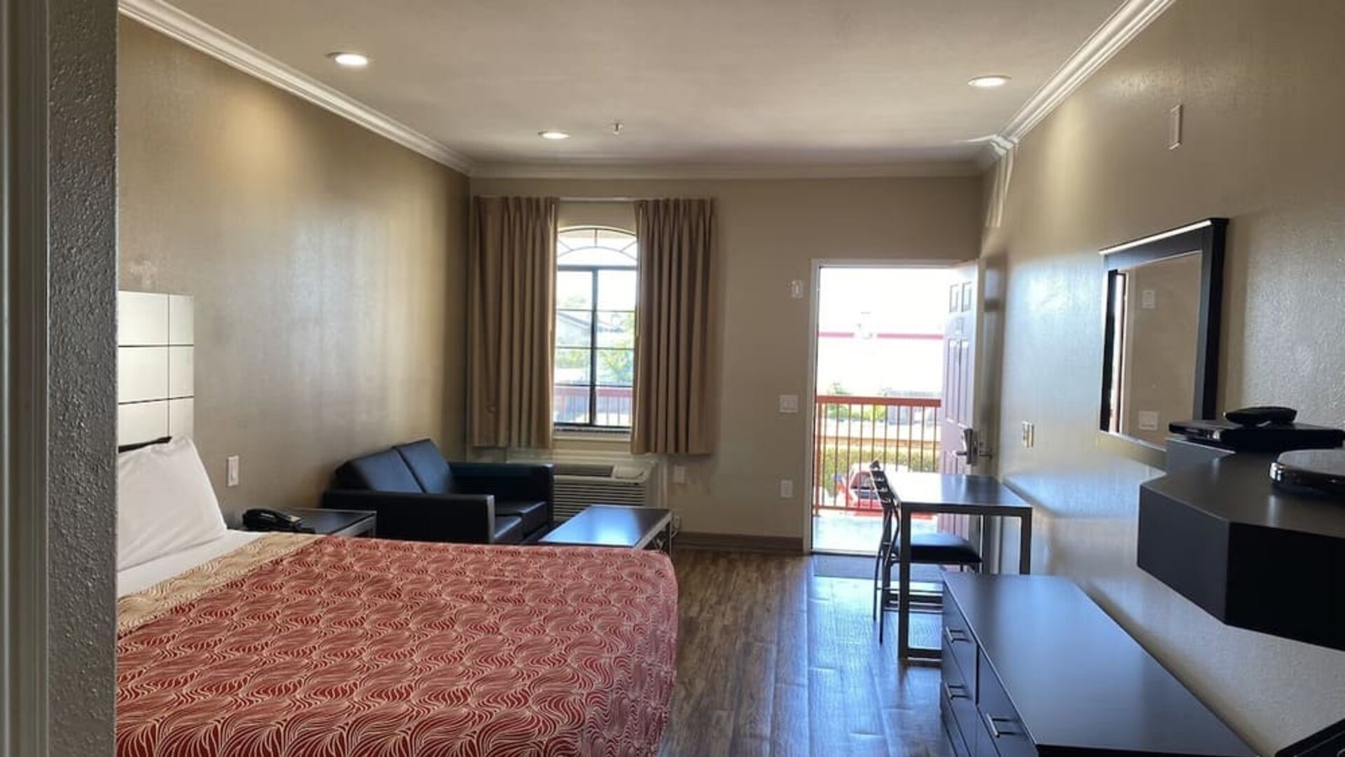 King room at Palace Inn Westheimer.
