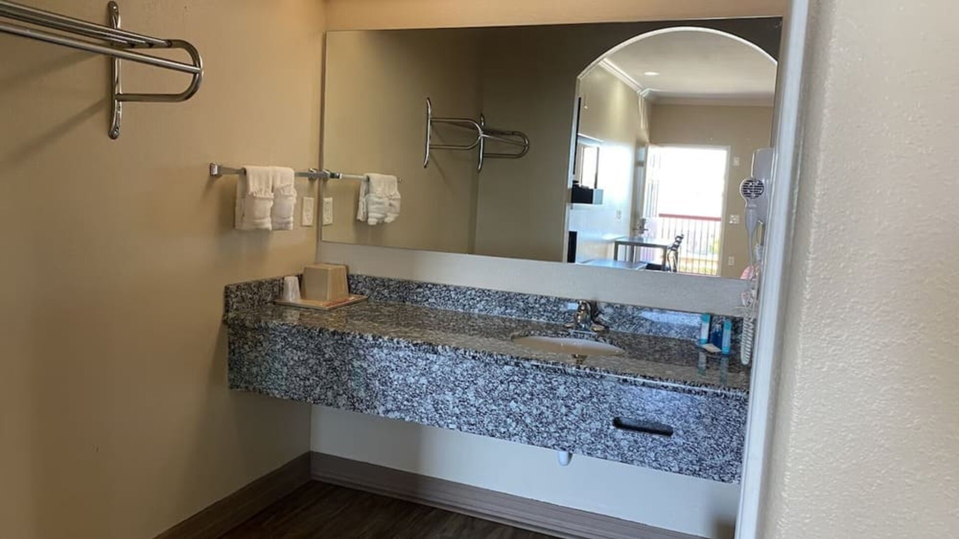 Guest bathroom at Palace Inn Westheimer.
