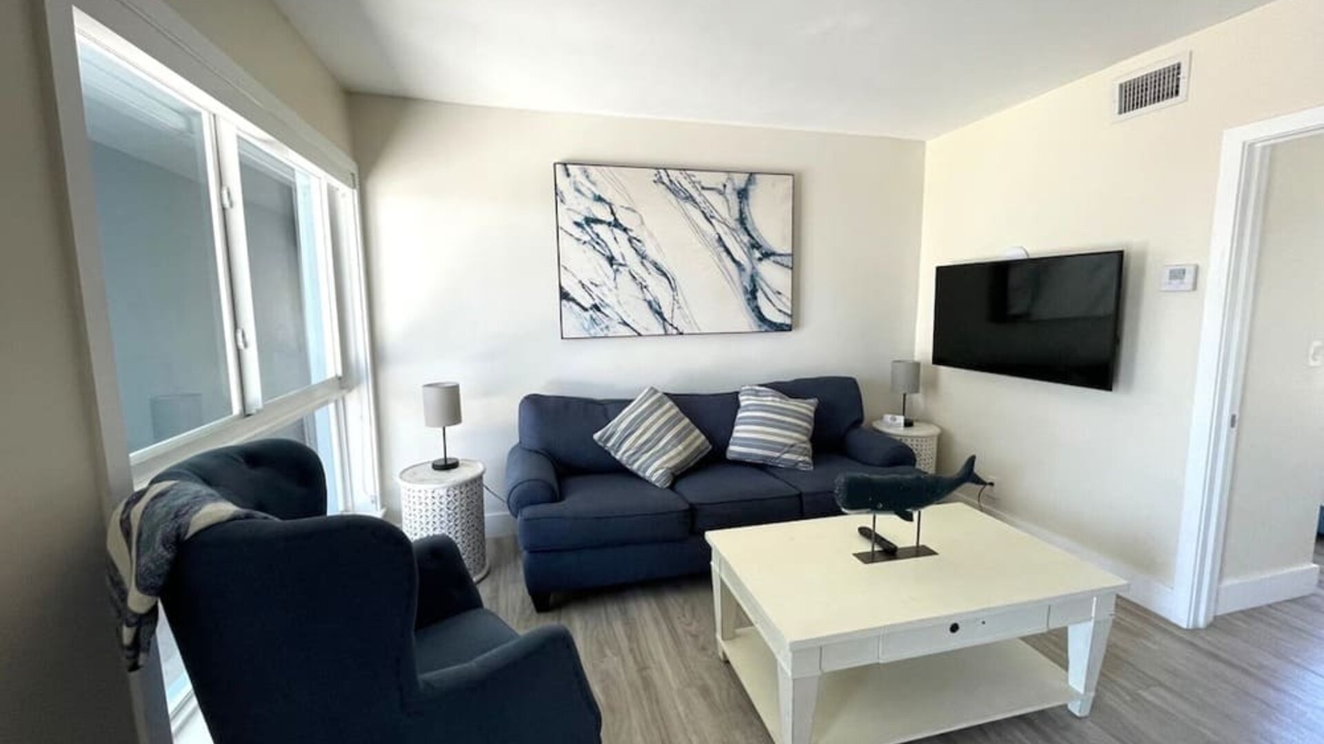 Day room with lounge area at Shore View Hotel.