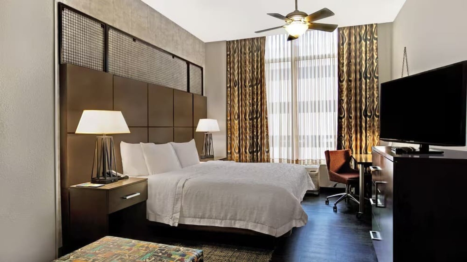 Day use room with TV at Hampton Inn & Suites Austin @ The UniversityCapitol.