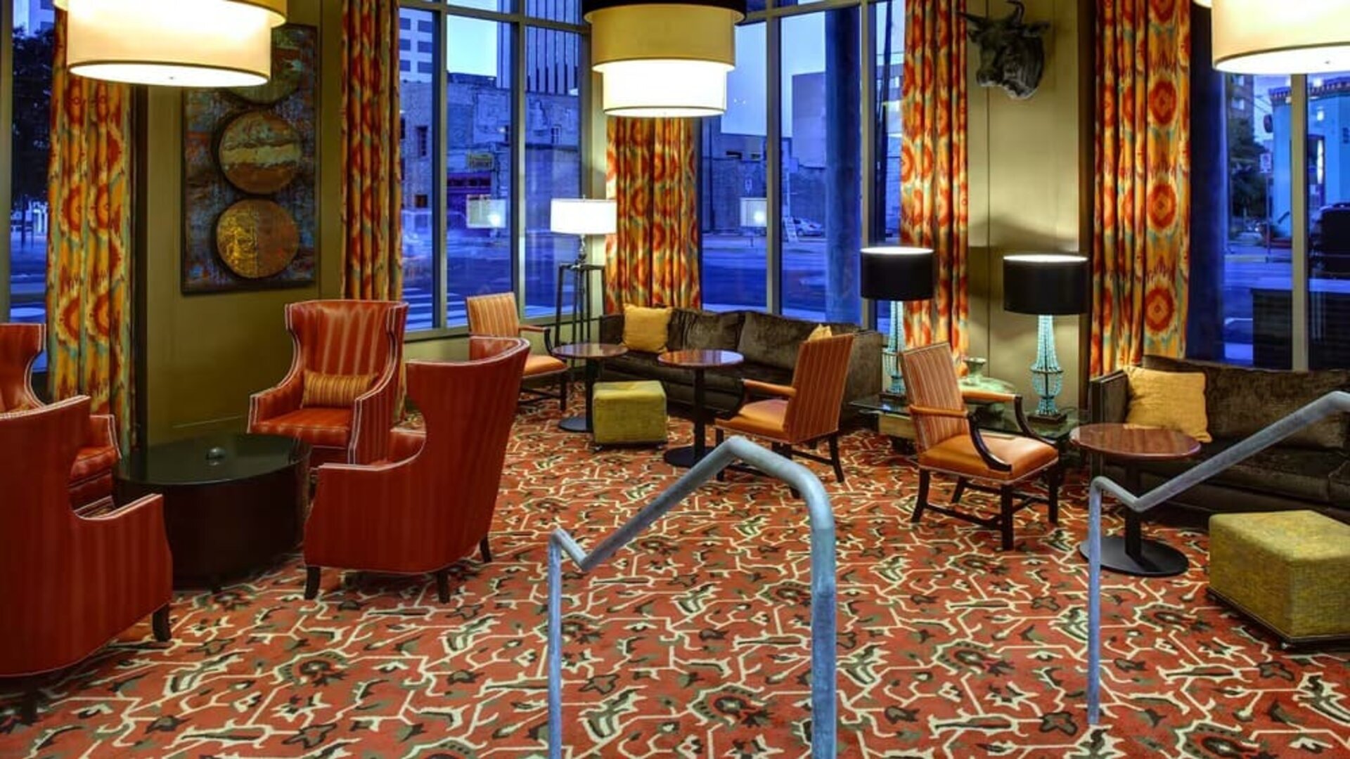 Dining room and lounge at Hampton Inn & Suites Austin @ The UniversityCapitol.