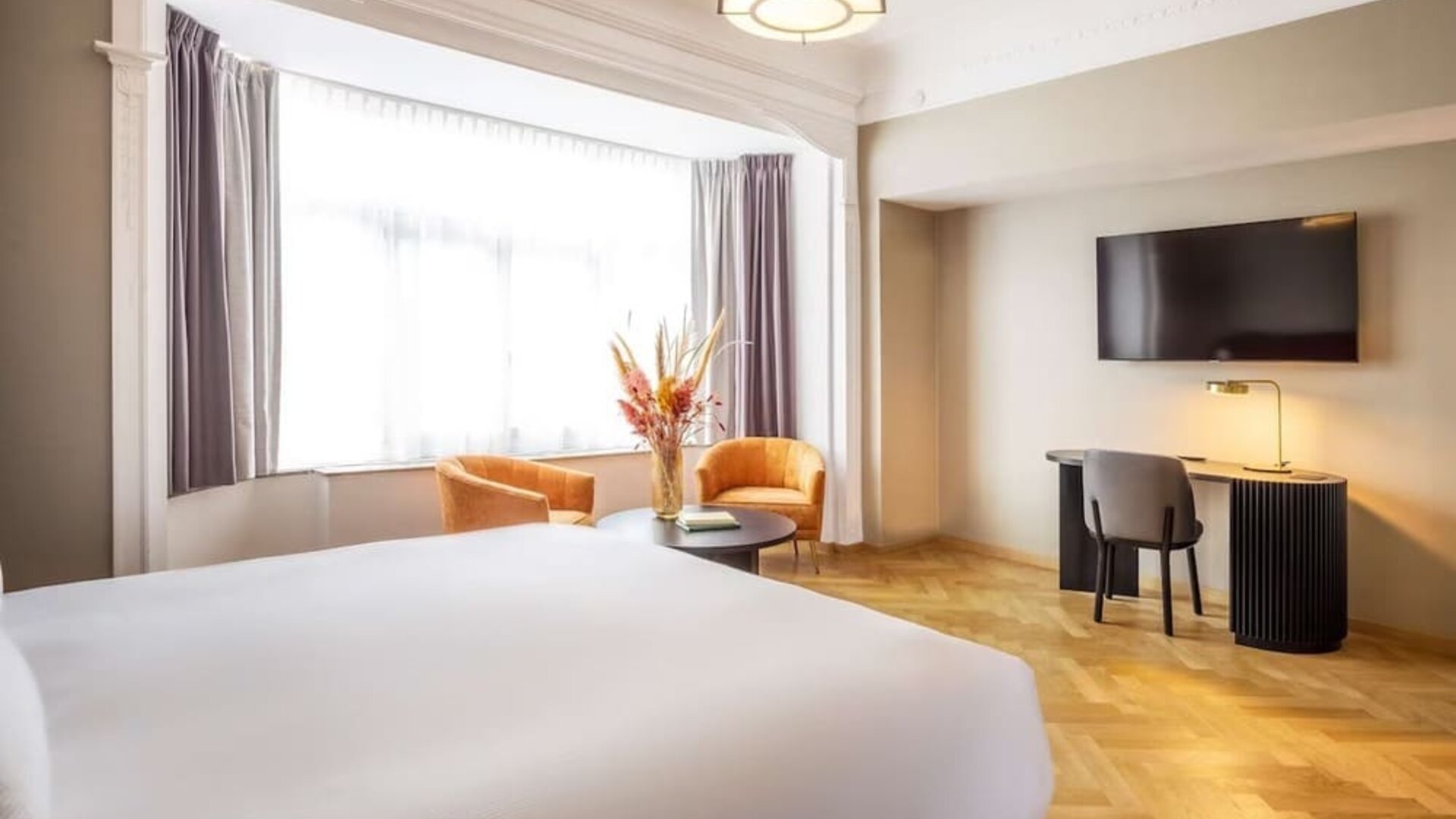 Day room with TV at DoubleTree By Hilton Brussels City.