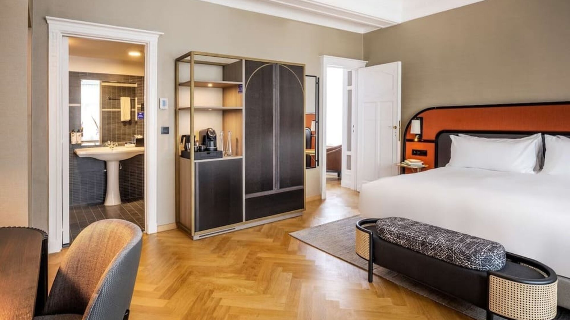 King room at DoubleTree By Hilton Brussels City.