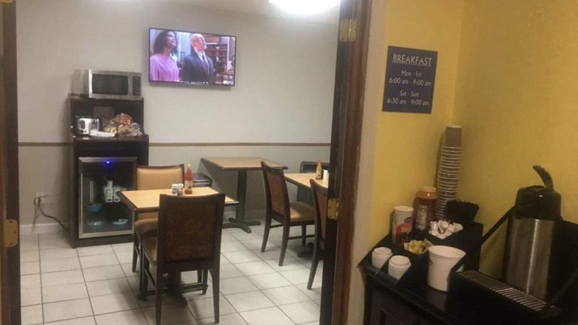 Dining and coworking space at Loyalty Inn Hawkinsville.