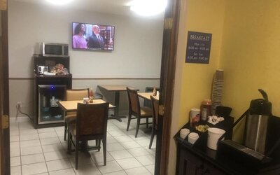 Dining and coworking space at Loyalty Inn Hawkinsville.