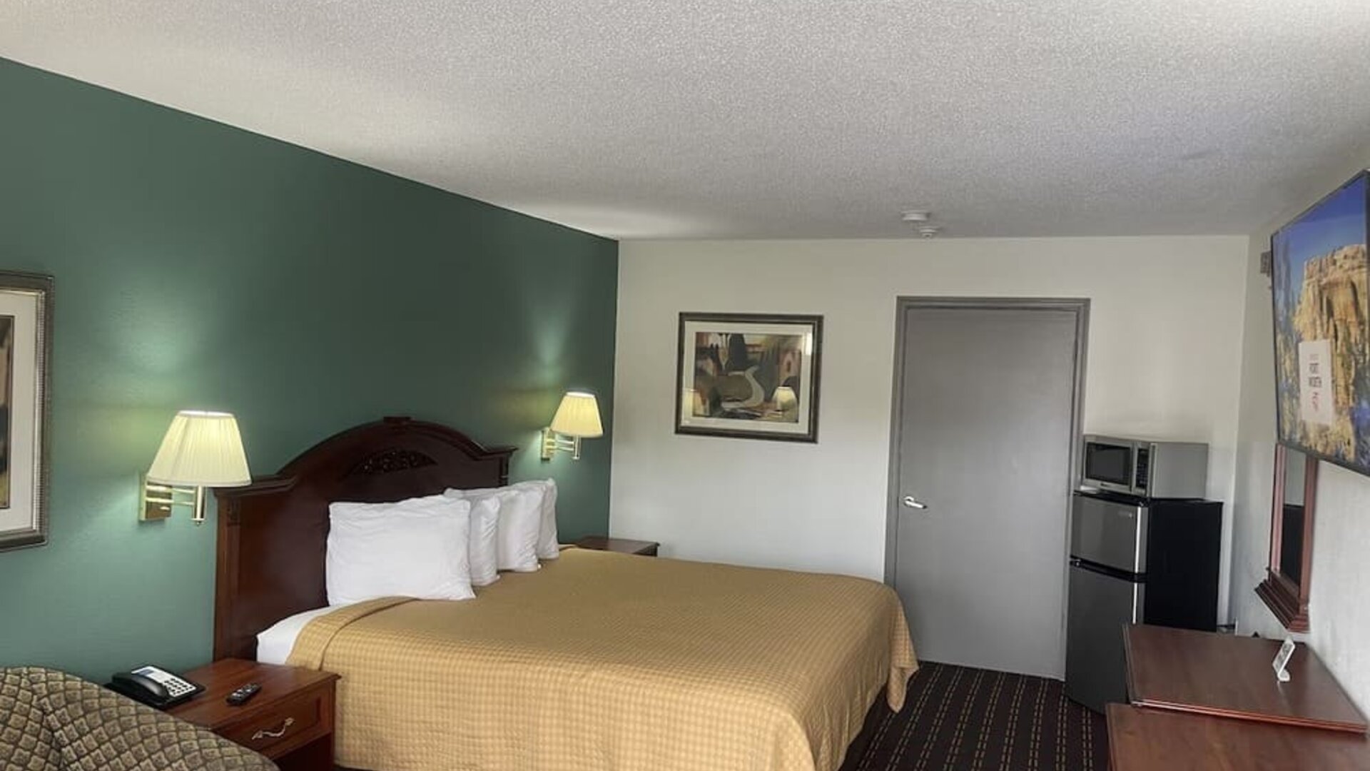 King room with natural light at Loyalty Inn Hawkinsville.