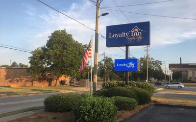 Hotel exterior at Loyalty Inn Hawkinsville.
