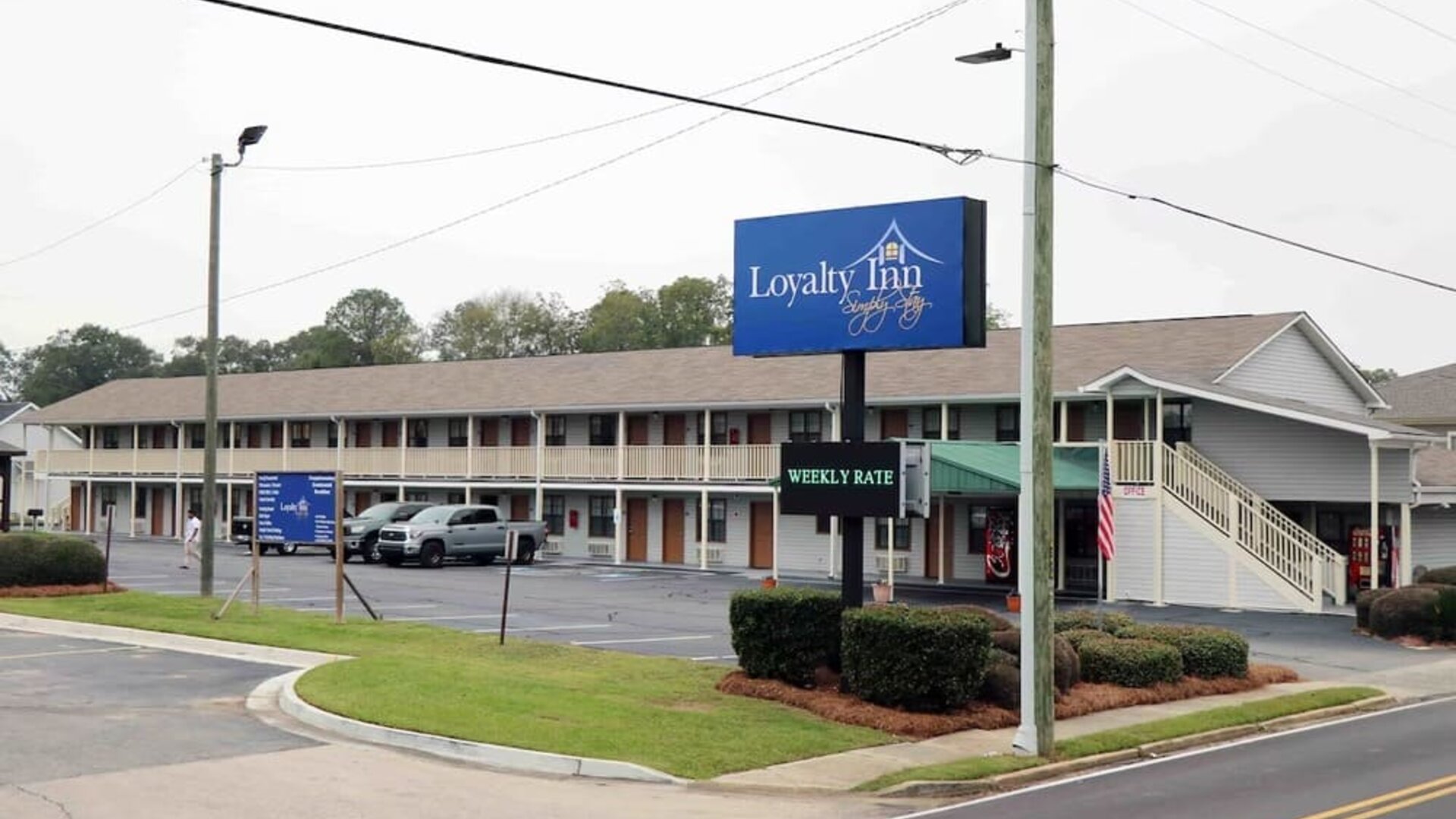 Hotel parking at Loyalty Inn Hawkinsville.