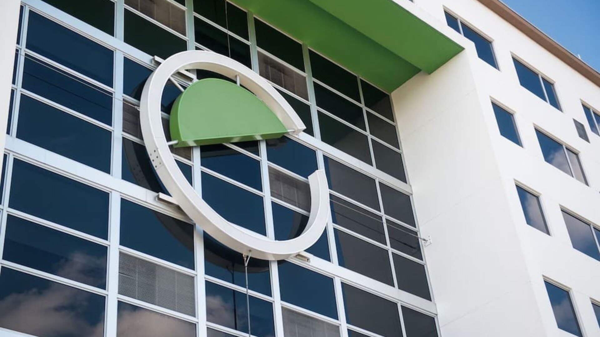 Hotel logo at Element Miami Doral.