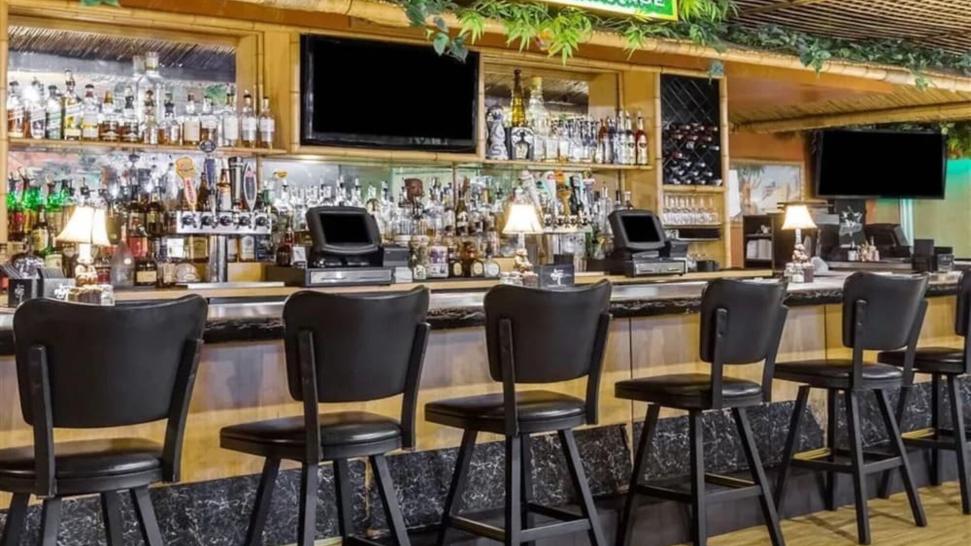 Hotel bar area at Uptown Oasis San Jose Airport.