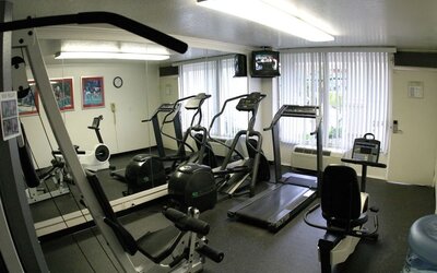 Fitness center at Uptown Oasis San Jose Airport.