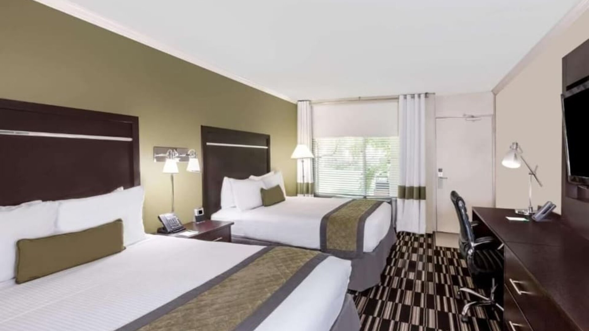 Two queen beds at Uptown Oasis San Jose Airport.