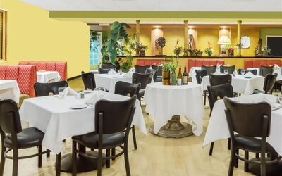 Dining room at Uptown Oasis San Jose Airport.