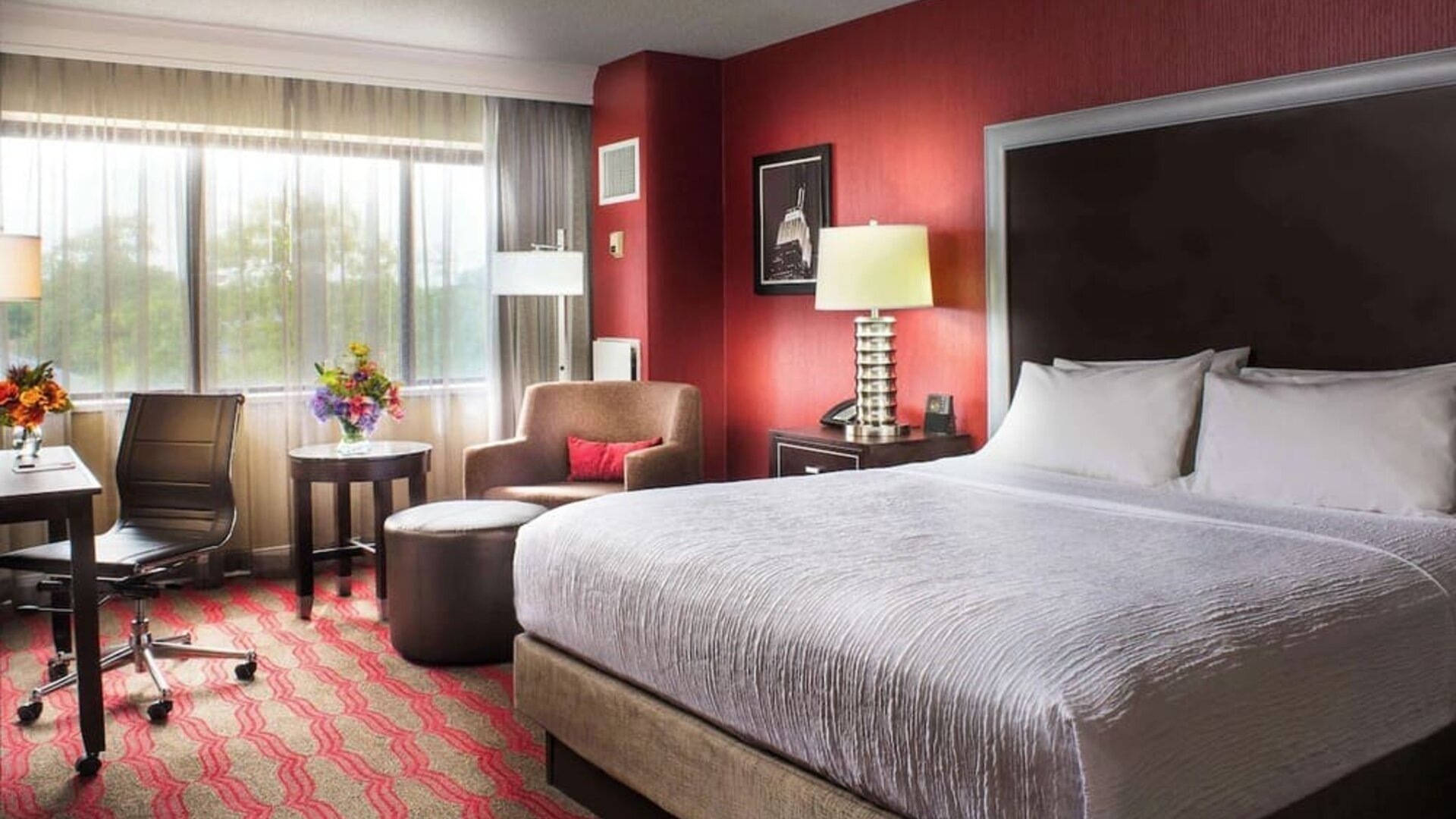 Day use room with natural light at Laguardia Plaza Hotel.