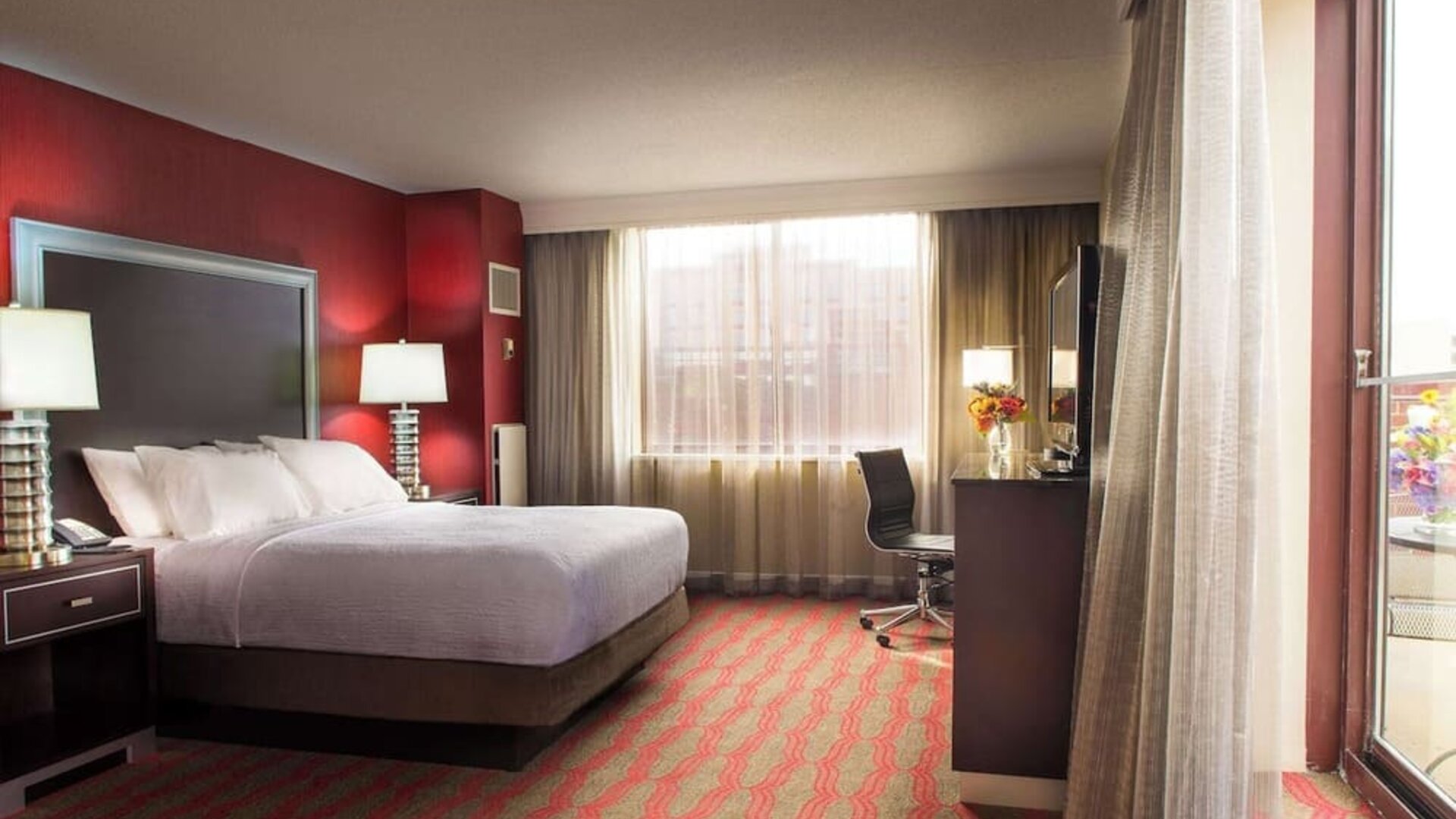 Day use room with work station at Laguardia Plaza Hotel.