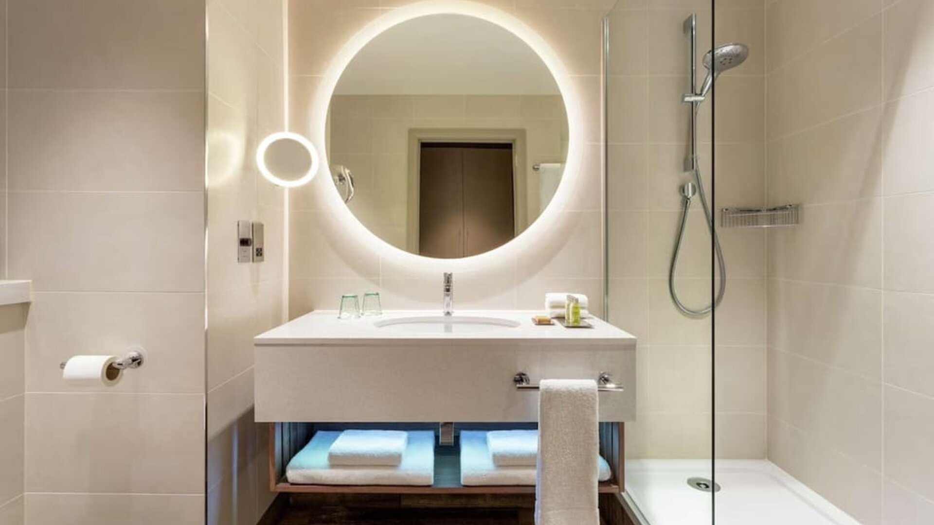 Guest bathroom with shower at Hilton Aberdeen TECA.