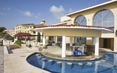 Hotel bar with pool at All Ritmo Cancún & Waterpark.