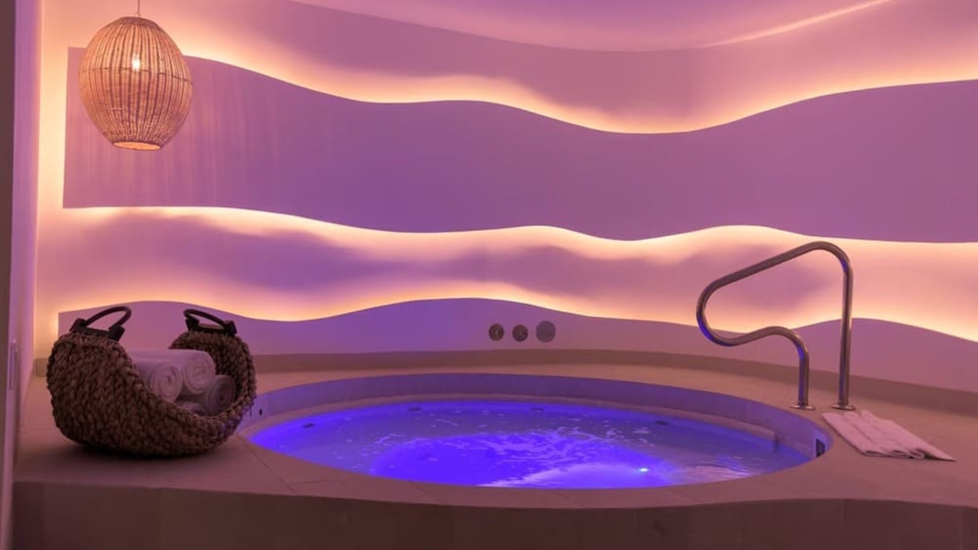 Hot tub at Grand Miramar All Luxury Suites & Residences.