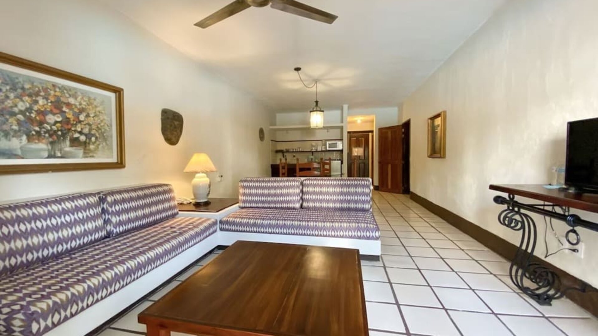 Day use room with lounge area at Puerto De Luna Pet Friendly & Family Suites.