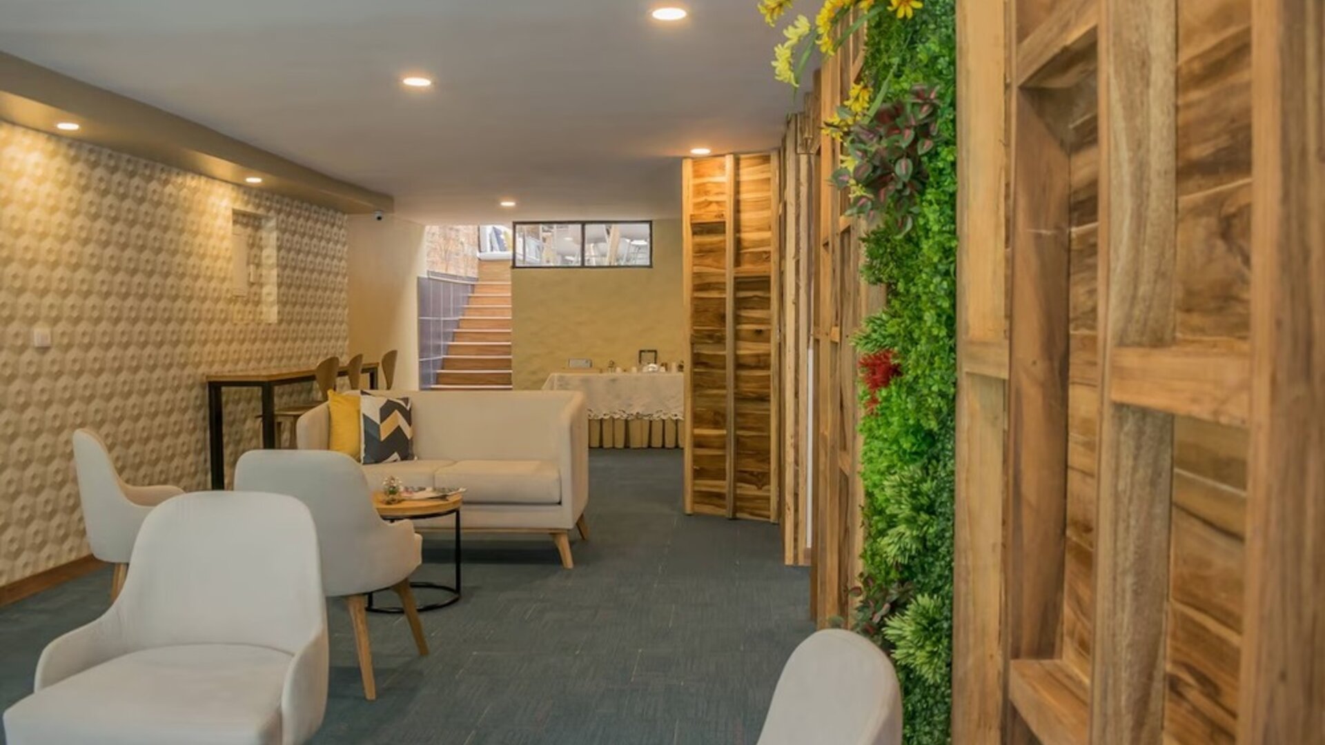 Lounge and work space at Montes De La Castellana Hotel.