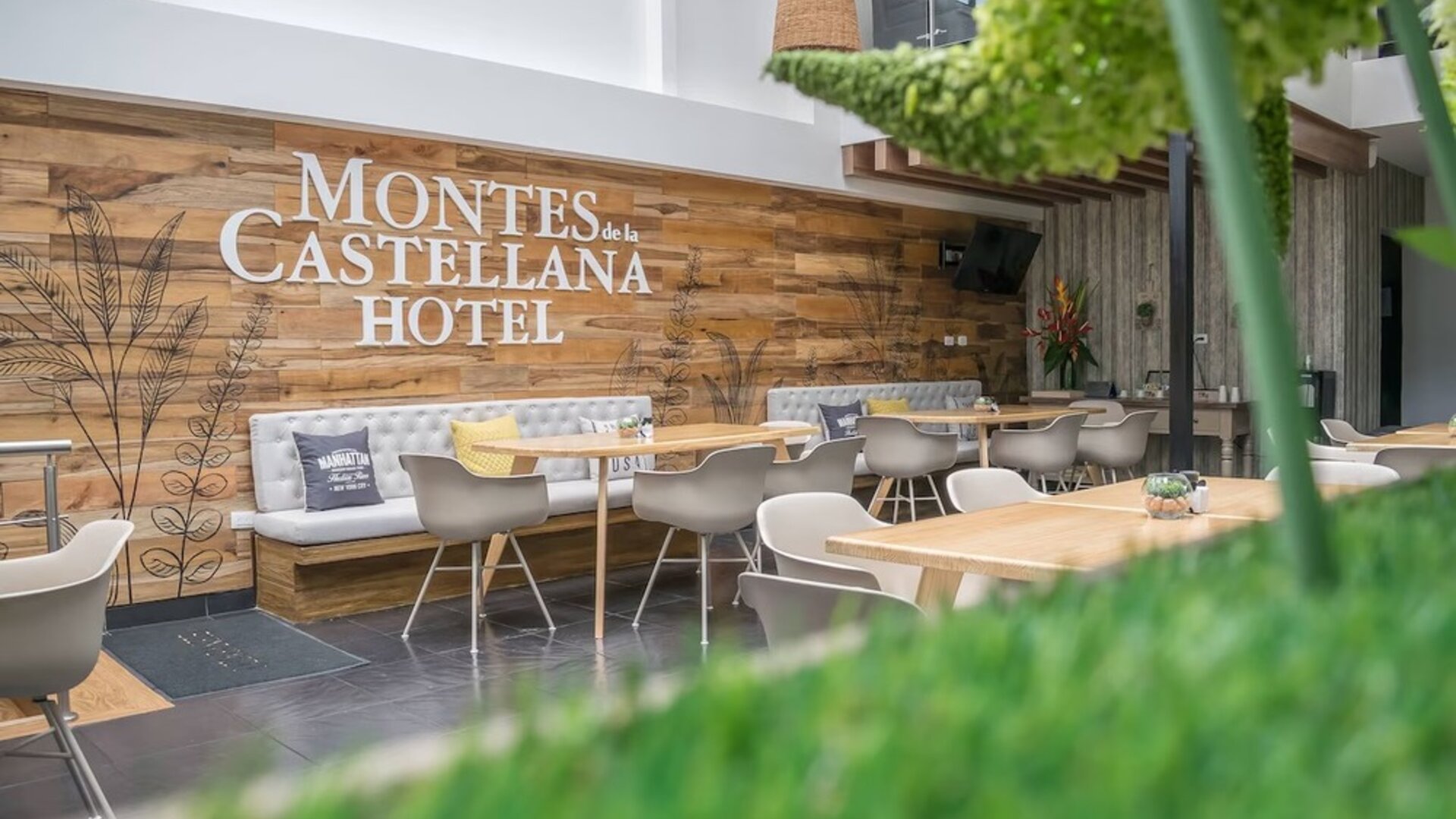 Dining and coworking space at Montes De La Castellana Hotel.