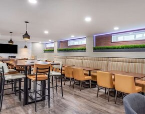 Dining area perfect for coworking at Comfort Inn JFK Airport.