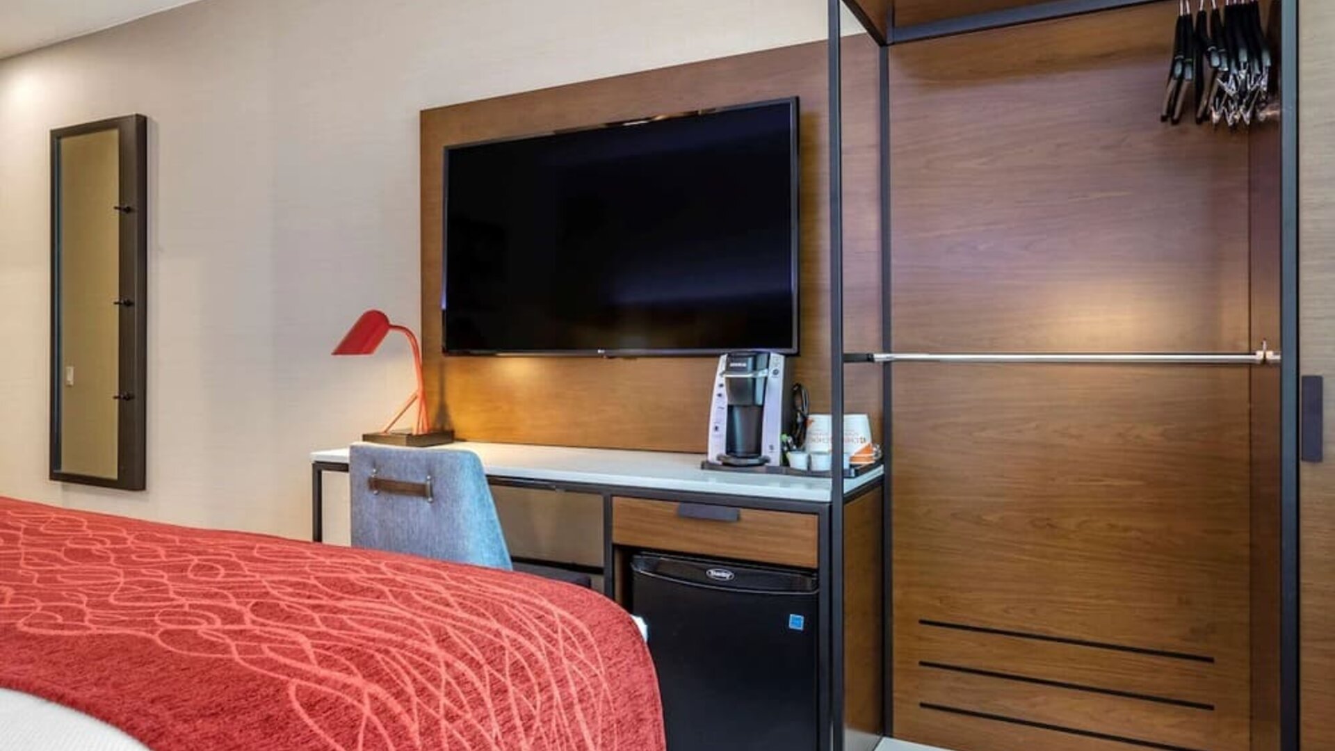 Dayroom amenities include TV, fridge, work desk and coffee machine at Comfort Inn JFK Airport.