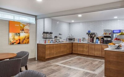 Breakfast area at Comfort Inn JFK Airport.