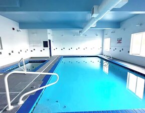 Indoor pool at Coratel Inn And Suites By Jasper Ocean Shores.