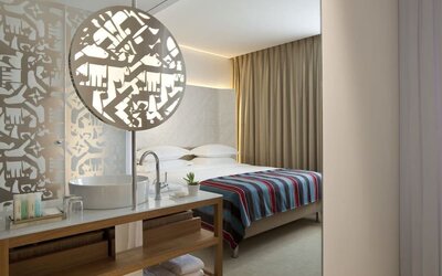 Day use room with private bathroom at Mendeli Street Hotel.