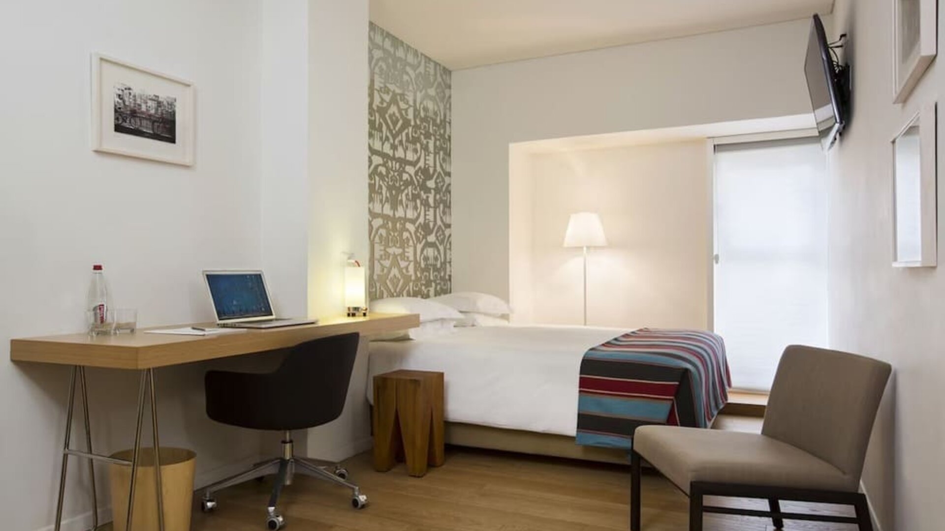 Day use room with work station at Mendeli Street Hotel.