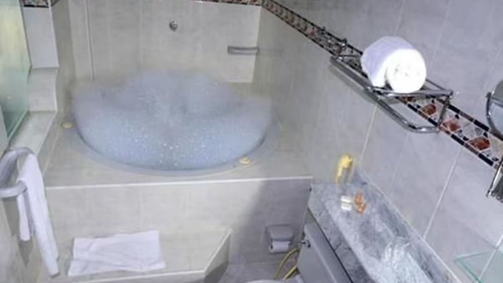 Guest bathroom at Hotel Intersuites.