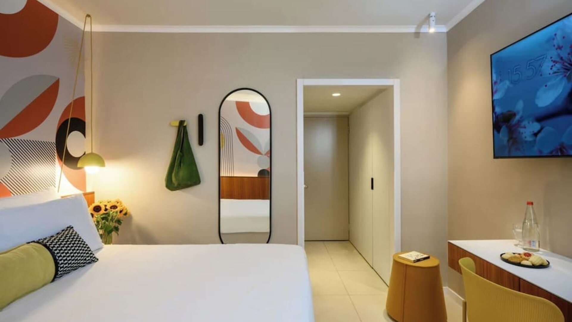 Day use room with TV at Prima Vera Hotel.