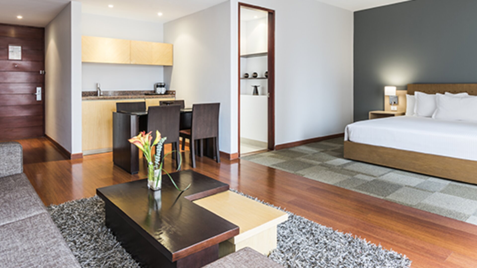 Cosmos 100 & Centro De Convenciones