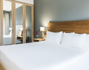 Cosmos 100 & Centro De Convenciones