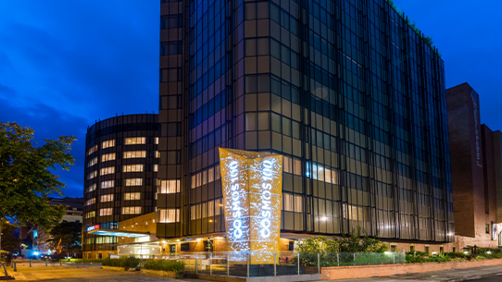 Cosmos 100 & Centro De Convenciones