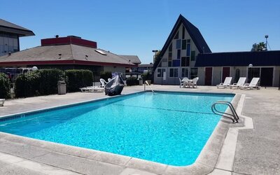 Outdoor pool at Economy Inn, Fresno.