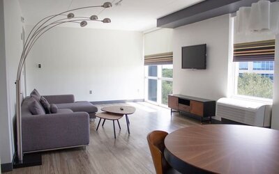 Hotel room with lounge and TV at Aloft Miami Doral.
