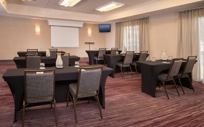 Conference room at Courtyard Dulles Airport Chantilly.