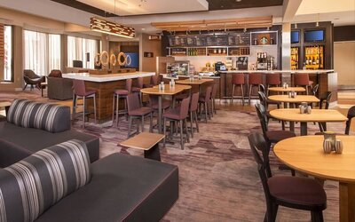 Lounge and dining area at Courtyard Dulles Airport Chantilly.