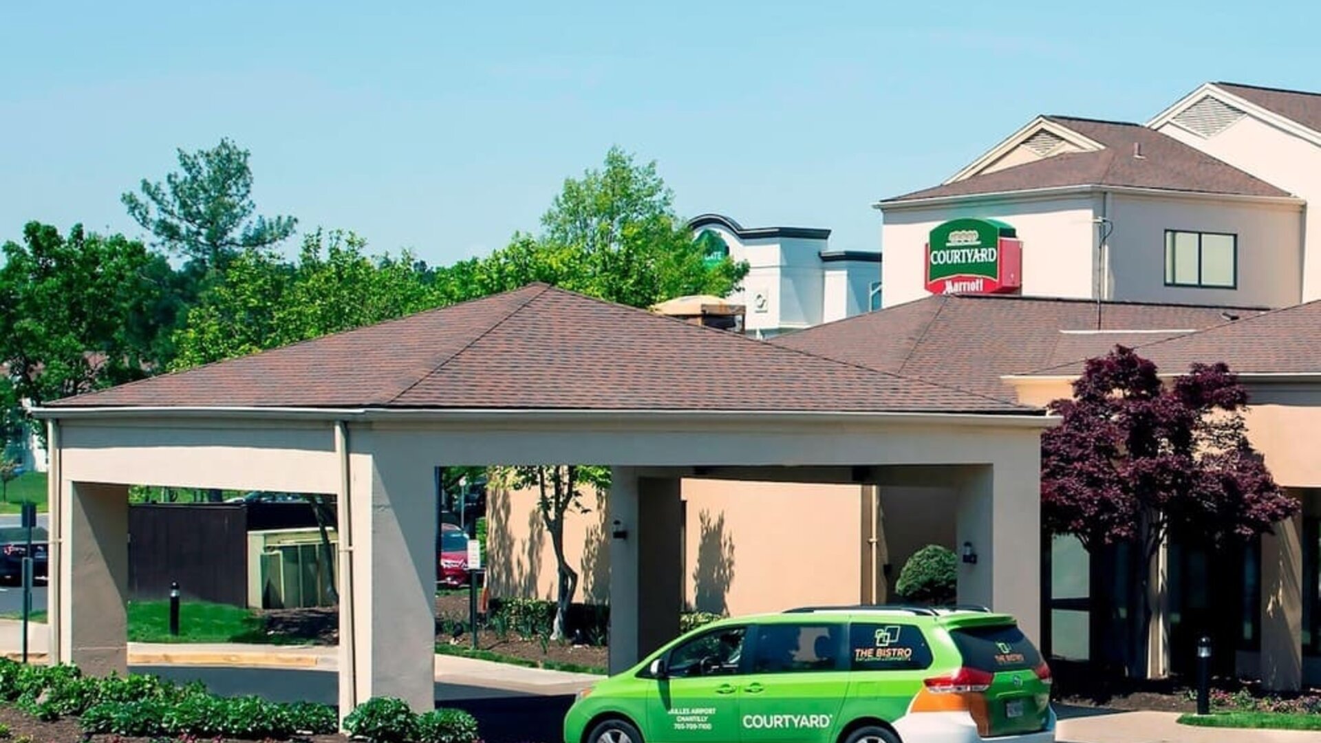 Hotel exterior and parking at Courtyard Dulles Airport Chantilly.