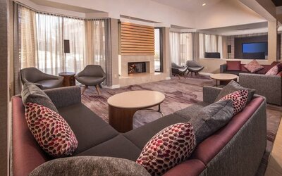 Lounge area at Courtyard Dulles Airport Chantilly.