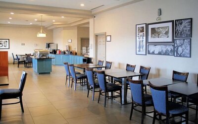 Dining room at Country Inn & Suites By Radisson, BWI Airport.